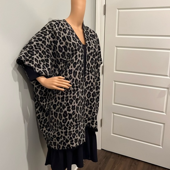 Black and grey wrap- one size fits allz In excellent condition - Picture 1 of 4